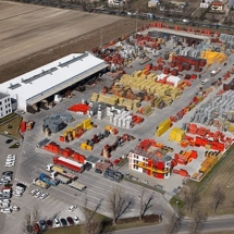 Realizacja placu składowego dla bazy materiałowej wraz z infrastrukturą zewnętrzną dla firmy Peri Sp. z o.o., która jest największym na świecie dostawcą systemów deskowań i rusztowań. Firma Peri świadczy również usługi w zakresie projektowania deskowań i rusztowań oraz dzierżawy tych urządzeń. Posiada na całym świecie punkty logistyczno-materiałowe obsługujące rynki 65 krajów. projektowanie,budownictwo,nadzór,warszawa;