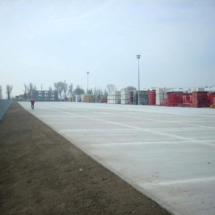 Realizacja placu składowego dla bazy materiałowej wraz z infrastrukturą zewnętrzną dla firmy Peri Sp. z o.o., która jest największym na świecie dostawcą systemów deskowań i rusztowań. Firma Peri świadczy również usługi w zakresie projektowania deskowań i rusztowań oraz dzierżawy tych urządzeń. Posiada na całym świecie punkty logistyczno-materiałowe obsługujące rynki 65 krajów. projektowanie,budownictwo,nadzór,warszawa;