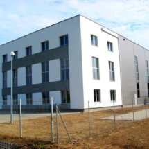 Nadzór z ramienia Inwestora nad realizacją hali magazynowej i biura wraz z infrastrukturą zewnętrzną dla firmy Slawex Sp. z o.o., która zajmuje się dystrybucją farmaceutyczną. Obiekt jako pierwszy w Polsce został wyposażony w nowoczesne rozwiązanie logistyczne oparte o system automatycznych przenośników i regałów. projektowanie,budownictwo,nadzór,warszawa;